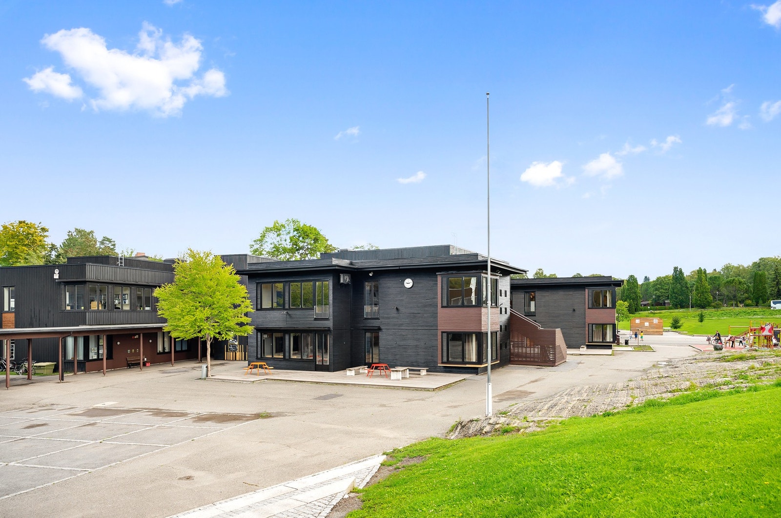 Området sogner til Skøyen skole, og det er trygge gangveier uten biltrafikk til Skøyen barneskole. Galleribilde