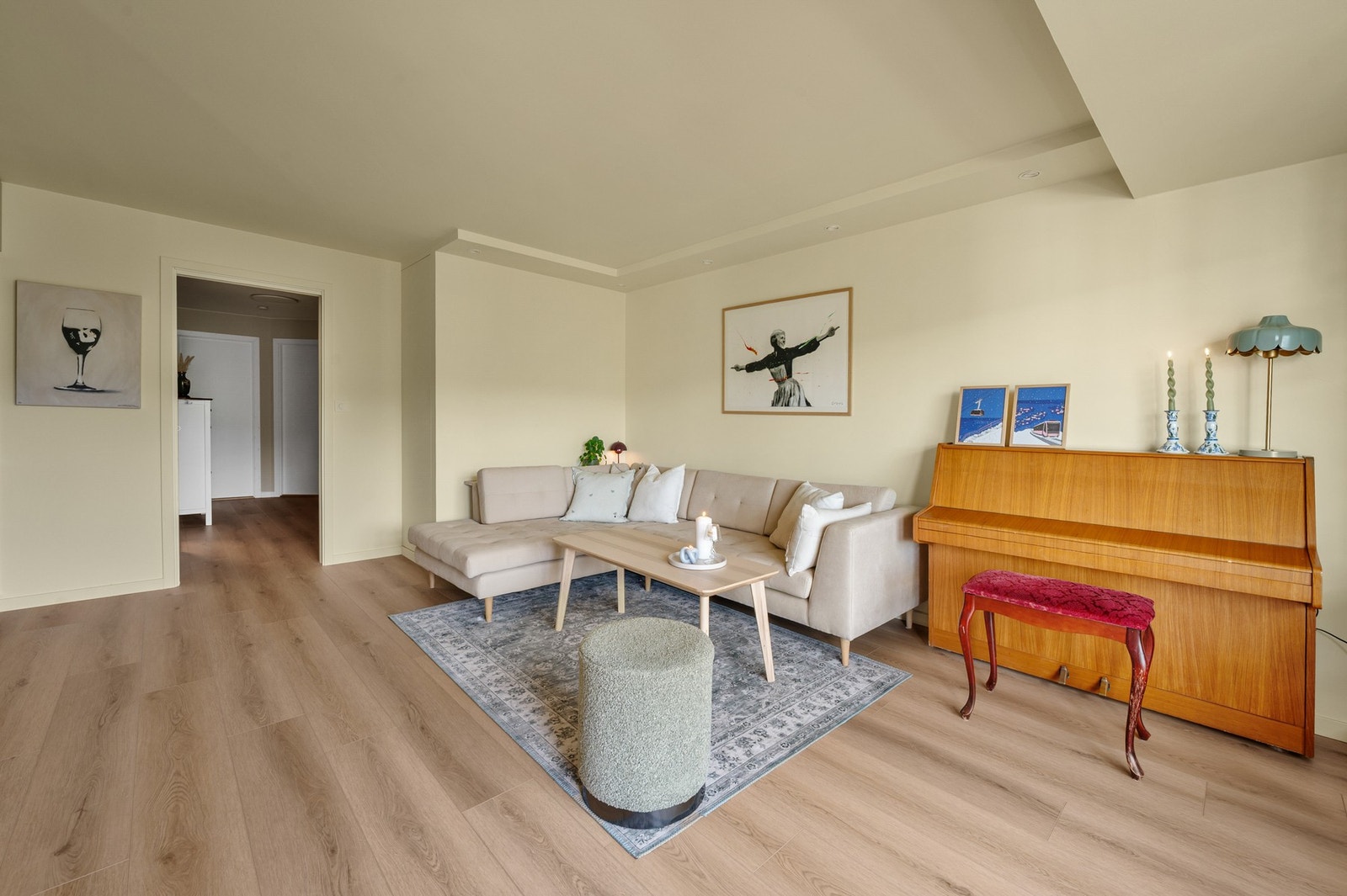 Boligen har flere gjennomtenkte og praktiske løsninger, som et skjult skap i stuen med stikkontakt. Perfekt for oppbevaring og lading av trådløs støvsuger. Galleribilde