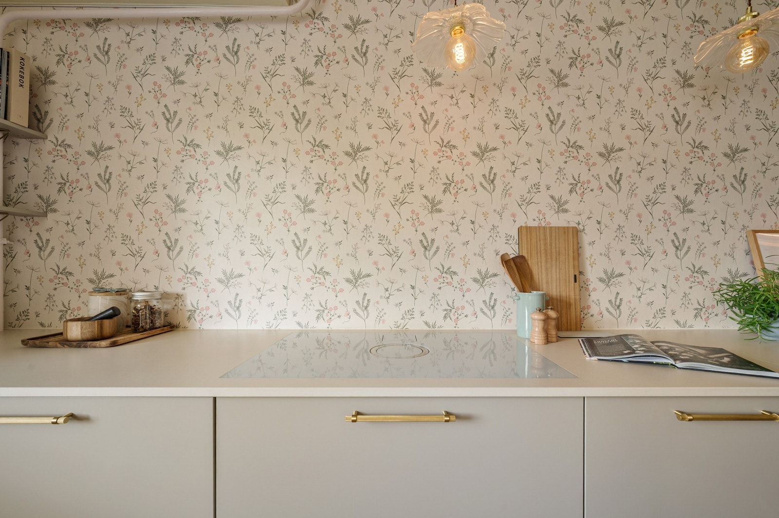 Planlimt hvit platetopp med integrert kullfilterventilator. Galleribilde