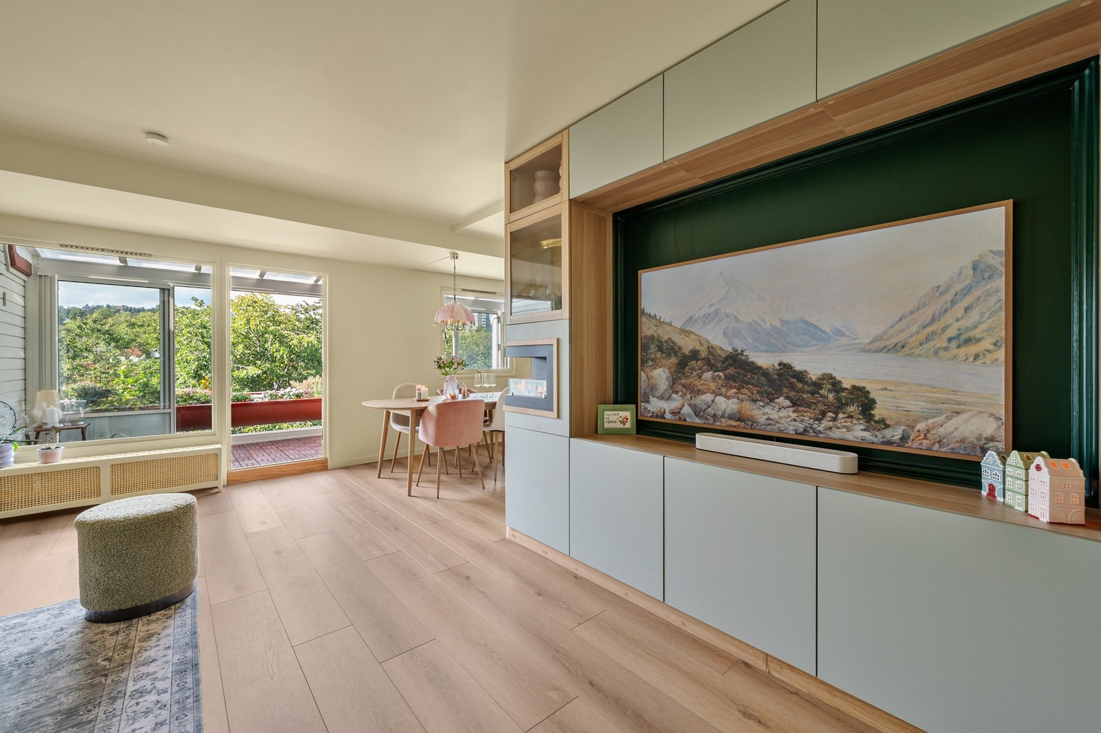 Gulvflater er belagt med slitesterk korkvinyl. Korkvinyl er slitesterkt, tåler vann, er mykt, varmt og lyddempende. Galleribilde