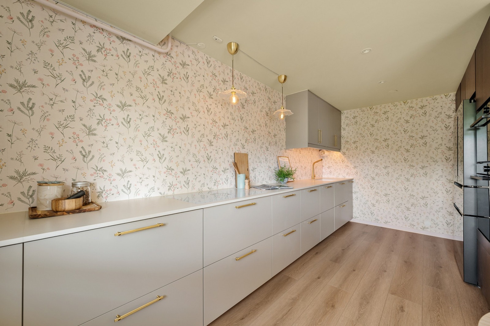 Moderne kjøkkeninnredning fra 2024 med slette fronter, benkeplate i keramikk og integrerte kvalitetshvitevarer. Galleribilde