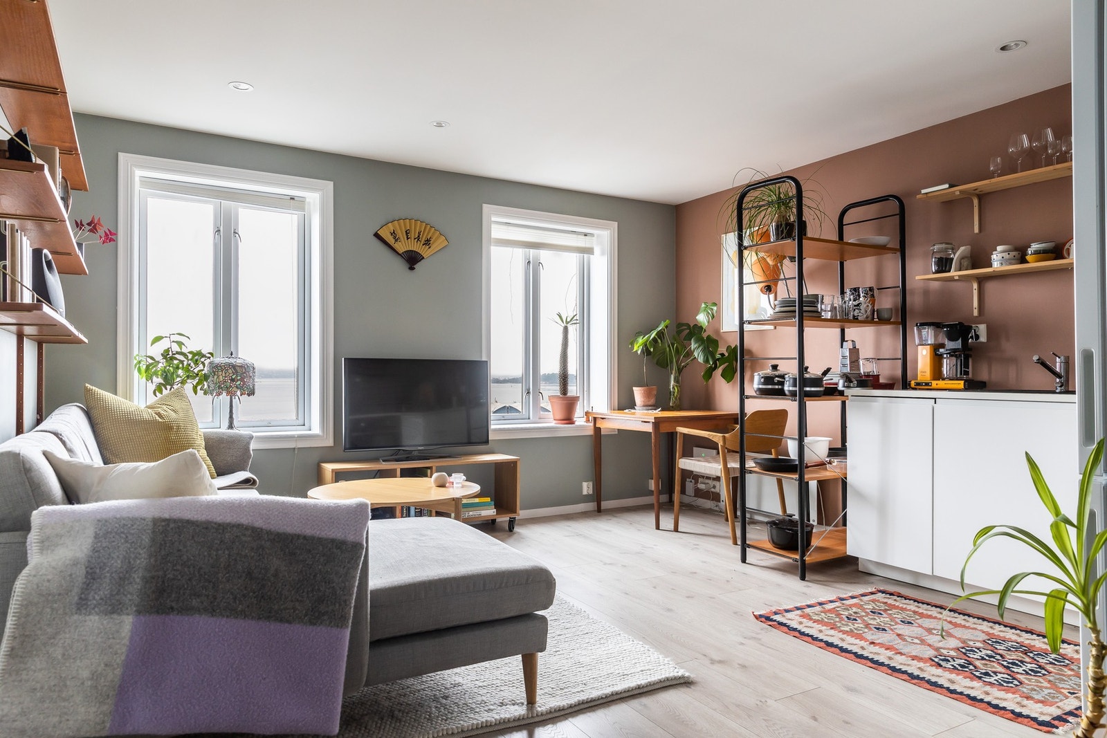 Romslig stue med store vinduer fra 2024. Galleribilde