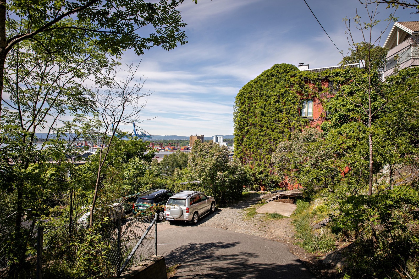 Borettslaget har 2 parkeringsplasser., som fordeles etter venteliste. Galleribilde