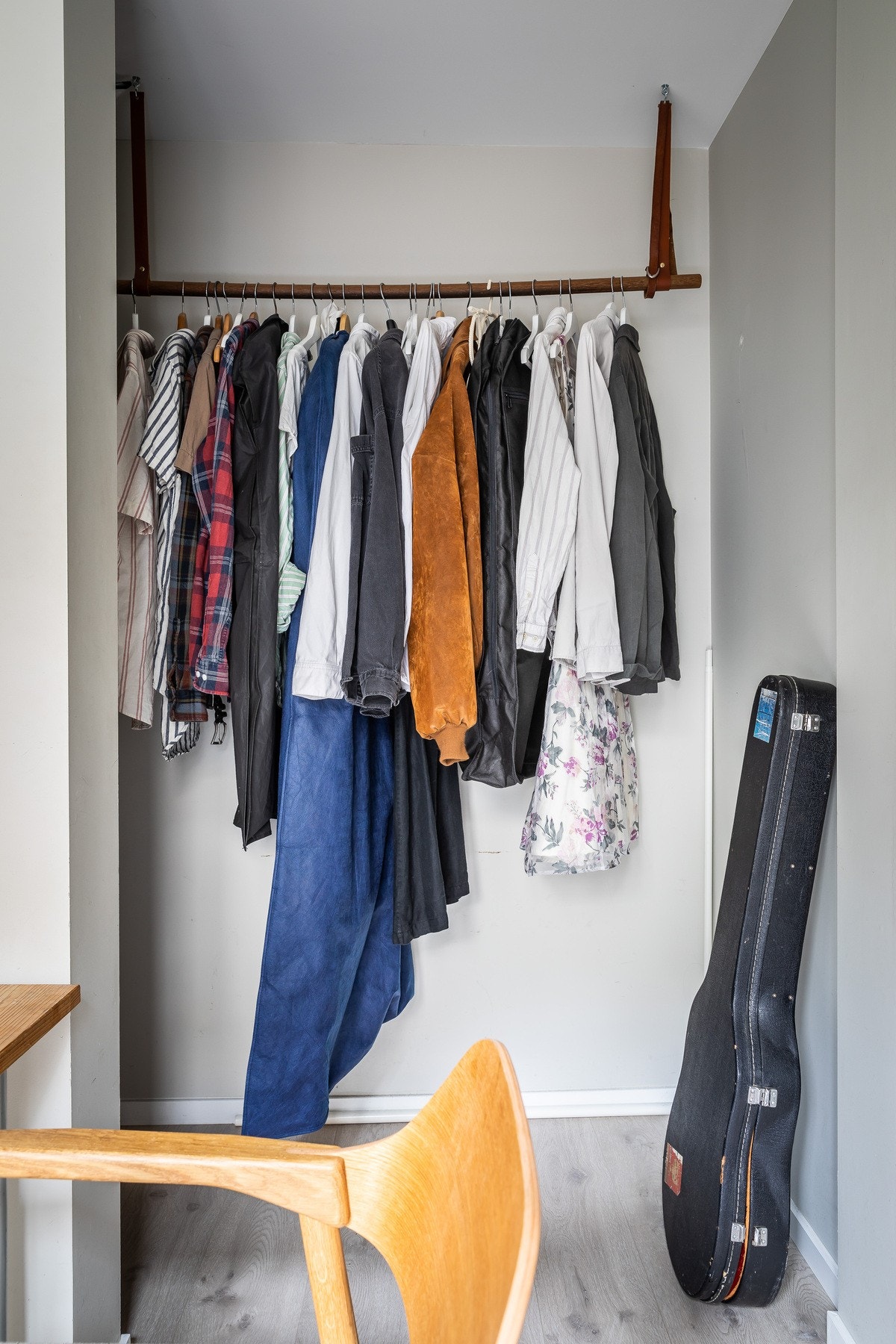 Praktisk walk-in closet. Galleribilde