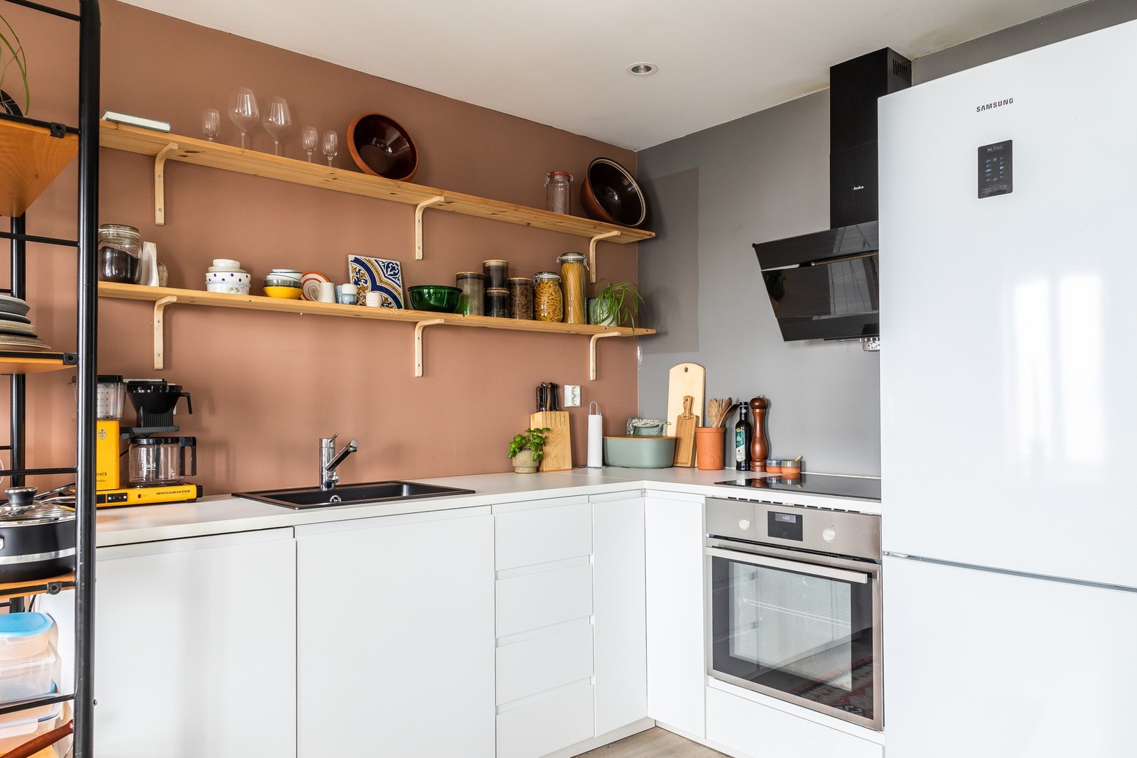 Kjøkkenet er utstyrt med integrert oppvaskmaskin, stekeovn, nedfelt platetopp og frittstående kjøleskap med fryser. Galleribilde