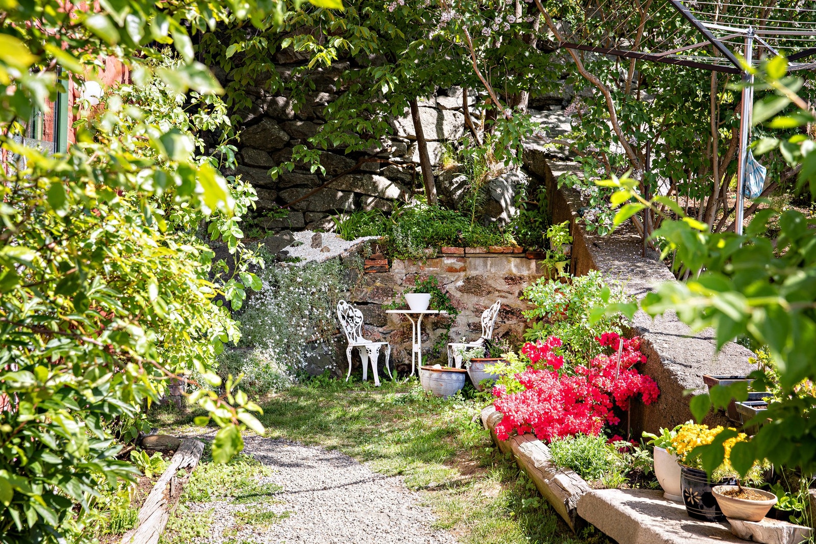 Fellesarealene er pent opparbeidet med blomsterbed og sittegrupper. Galleribilde