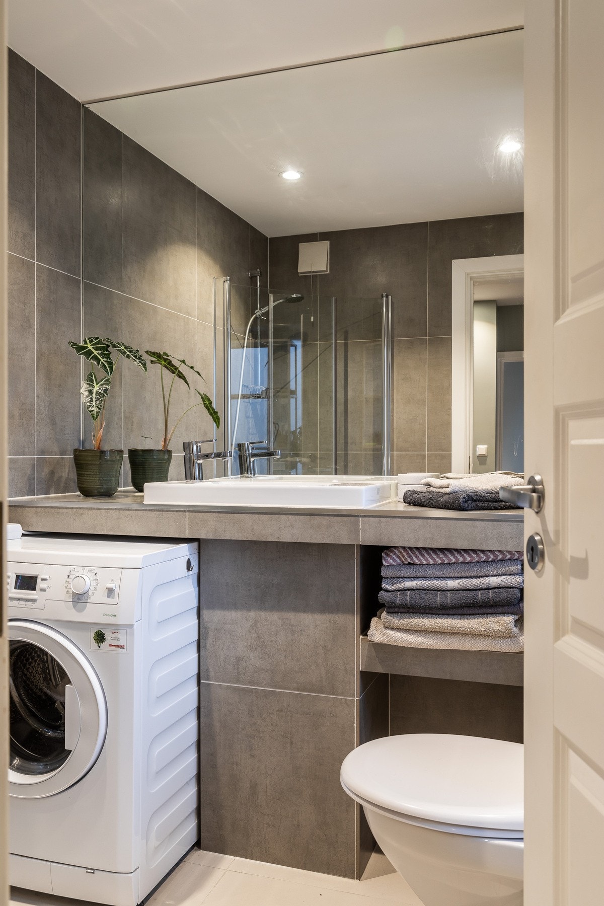 Flislagt bad fra 2004 med gulvvarme. Oppgraderinger i 2016 med flis-på-flis og ny innredning. Galleribilde