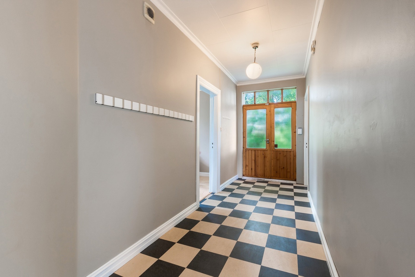 Et veldig fint inngangsparti - god plass til å sette fra seg sko og henge fra seg tøy. Galleribilde