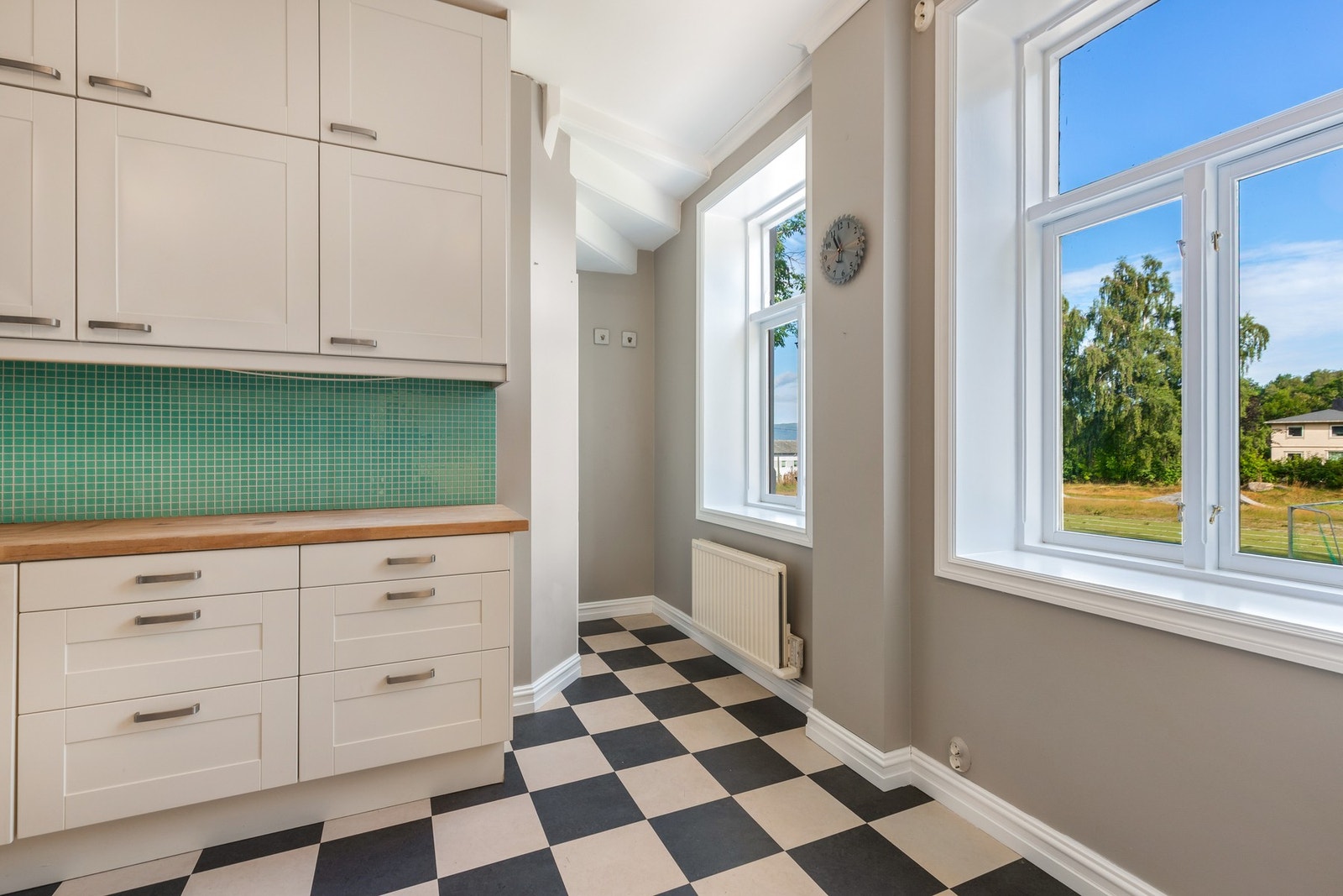 Det er frittstående kjøleskap og integrert oppvaskmaskin, platetopp og stekeovn. Galleribilde