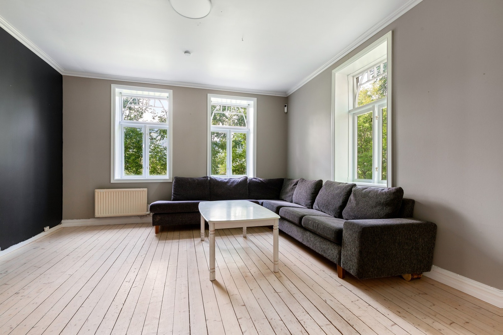 Stuen er romslig med store vindusflater. Galleribilde