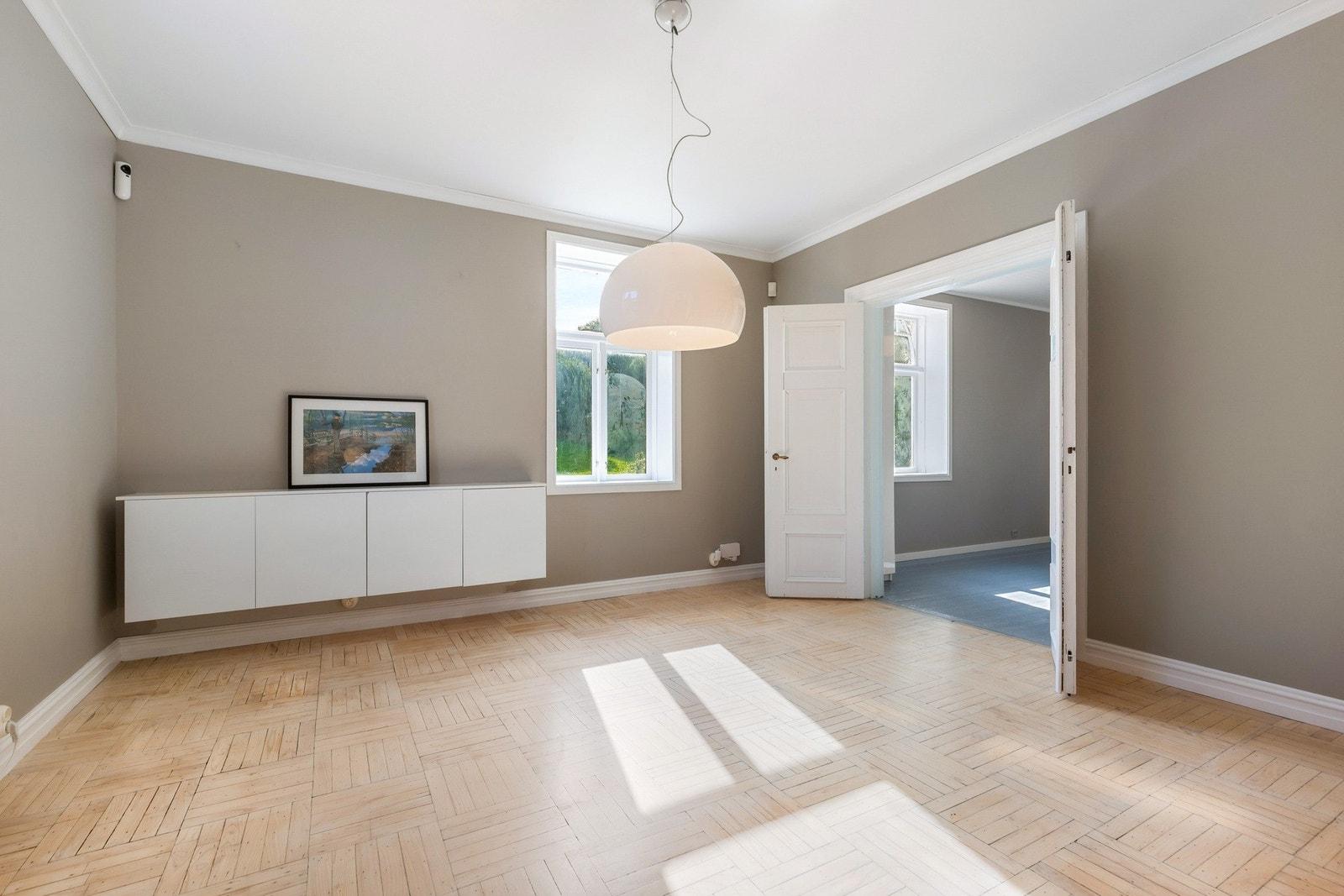 Spisestue med fine overflater. Galleribilde