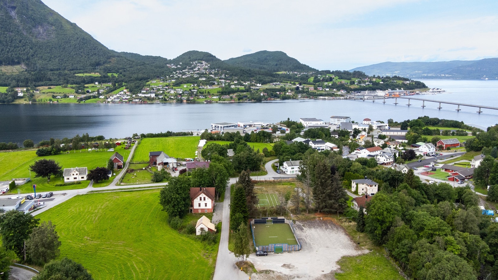 Fra boligen har du enkel tilgang til turstier, fjellturer, sykkelruter og fiskeplasser. Galleribilde