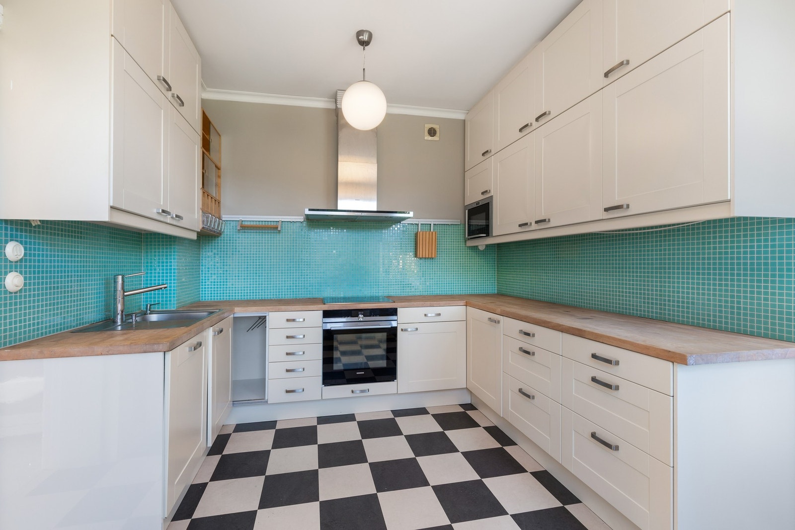 Kjøkken fra Ikea med heltre benkeplate. Galleribilde