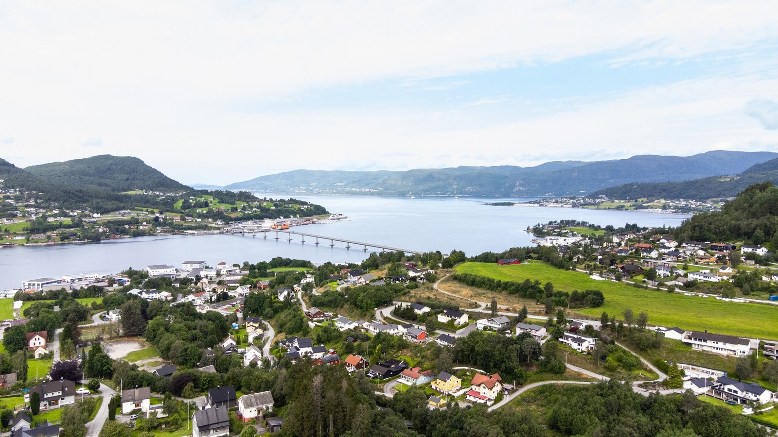 Sykkylven er kjent for sitt levende lokalsamfunn, sterke møbeltradisjoner og vakre natur. Galleribilde