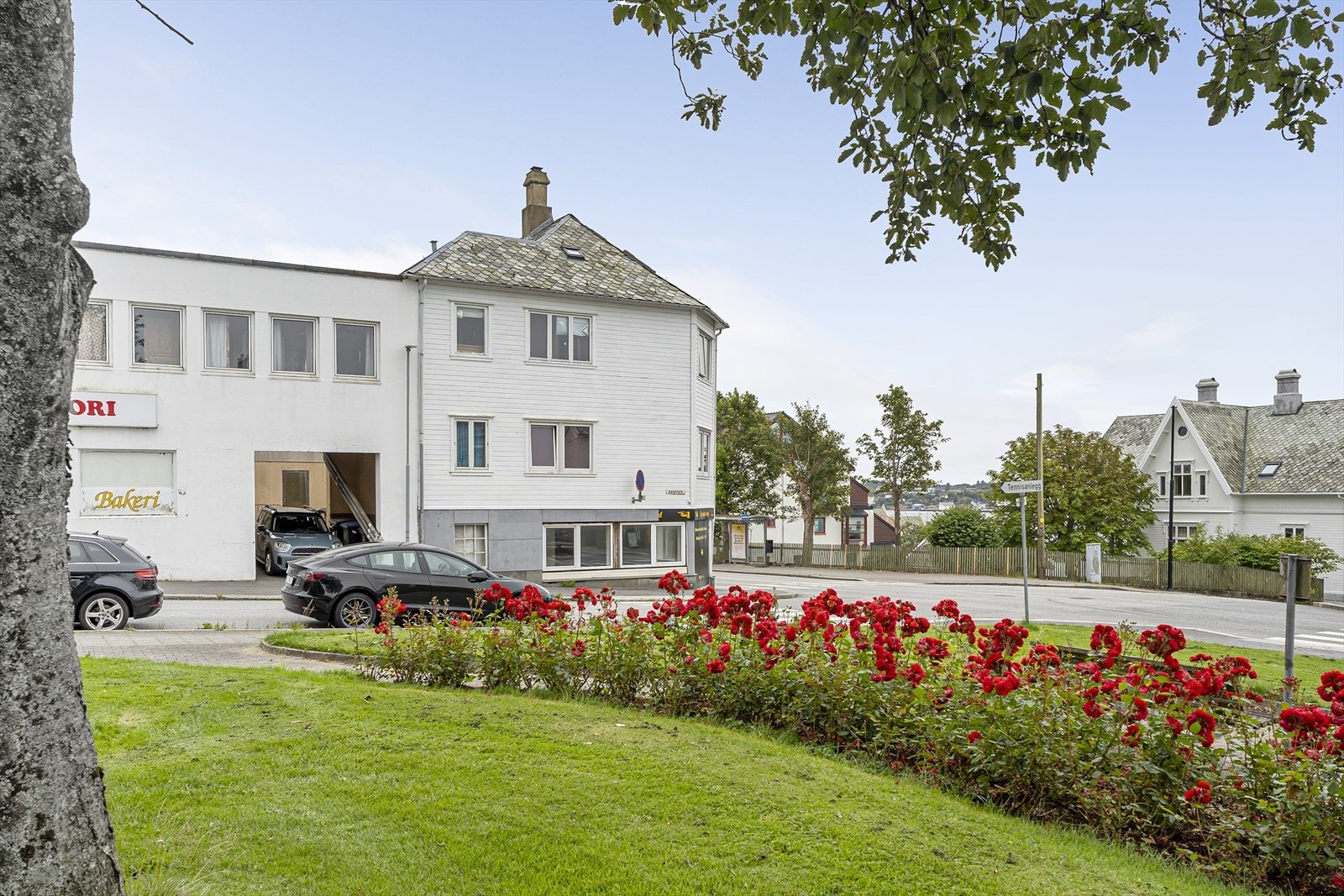 Leiligheten ligger i et bygg med totalt fire seksjoner - tre leiligheter og en næringsseksjon på bakkeplan Galleribilde