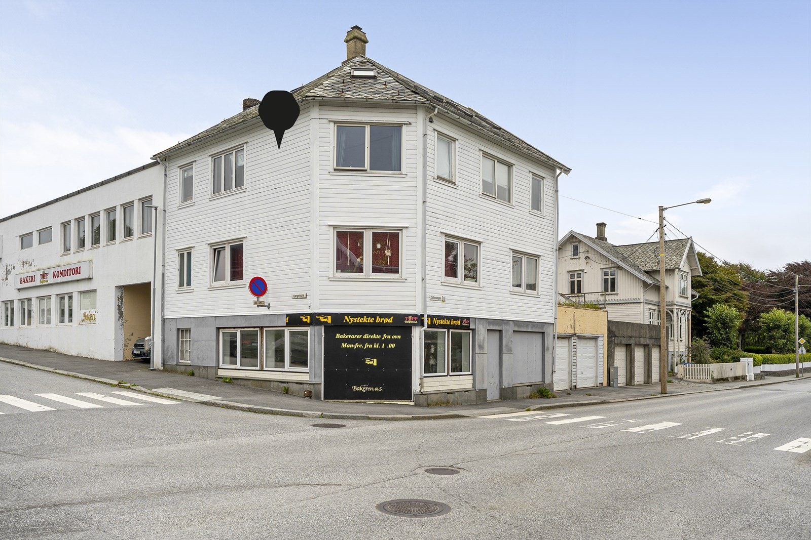 Salhusvegen 1 er en lys og romslig leilighet som ligger fint til i byggets 3. etasje Galleribilde