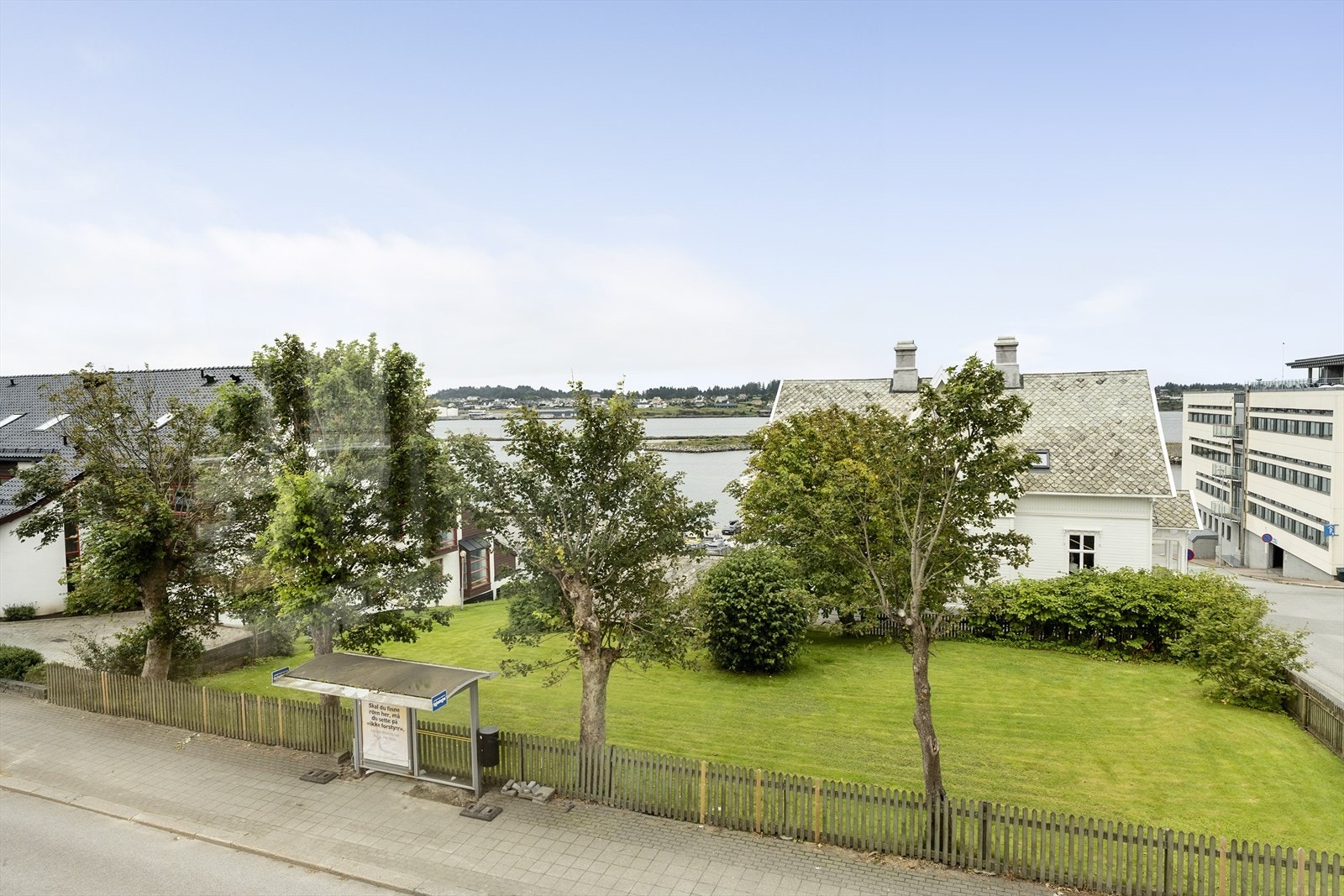 Fra leiligheten har du flott utsikt mot vest og Karmsundet Galleribilde