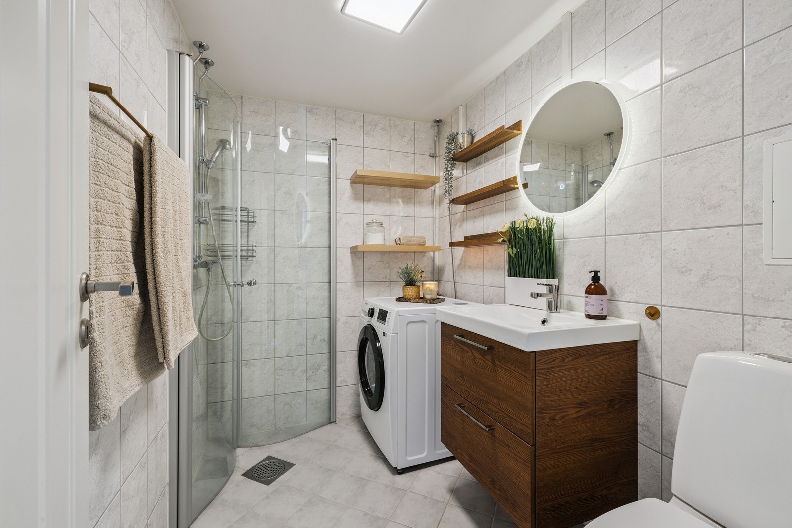 Flislagt baderom med vaskemaskin. Galleribilde