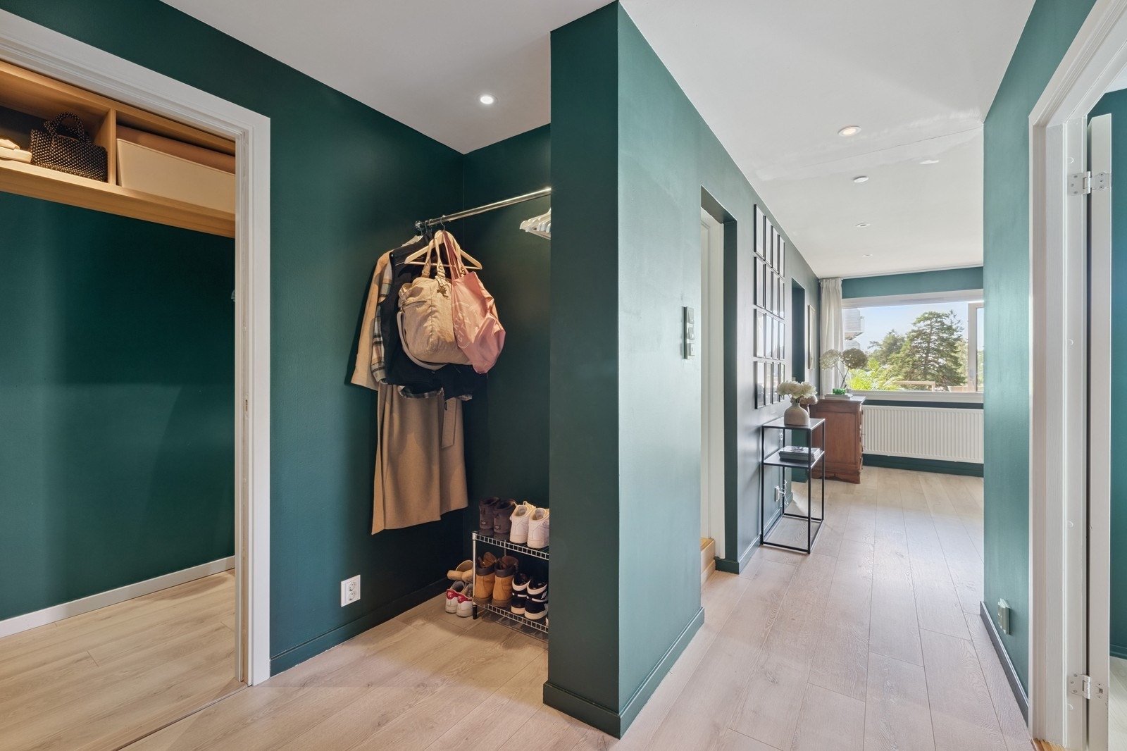 Lekkert inngangsparti med oppheng for klær og tilgang til walk-in garderobe/bod. Galleribilde