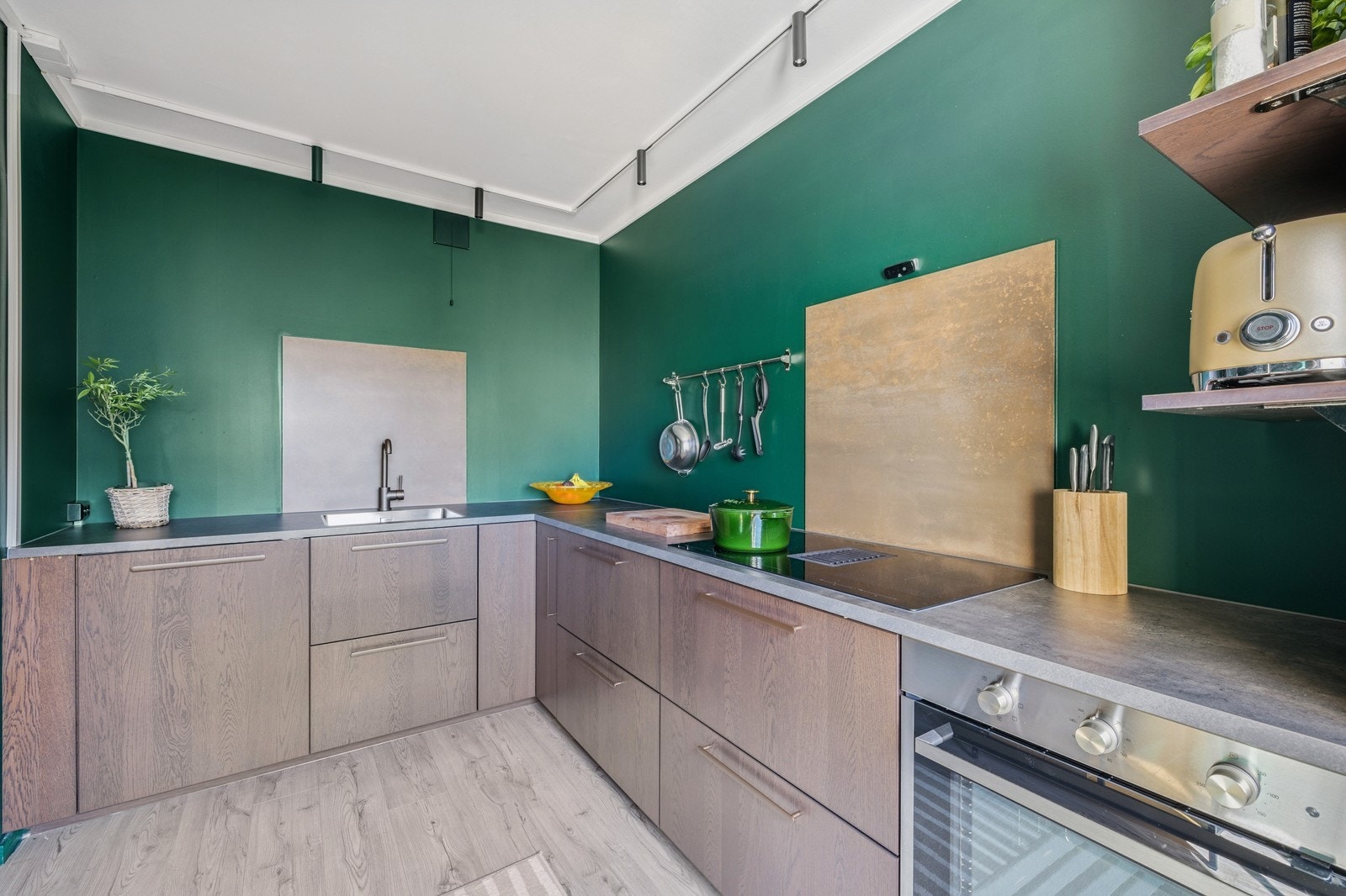 Nytt kjøkken med lekre overflater og integrerte hvitevarer. Galleribilde