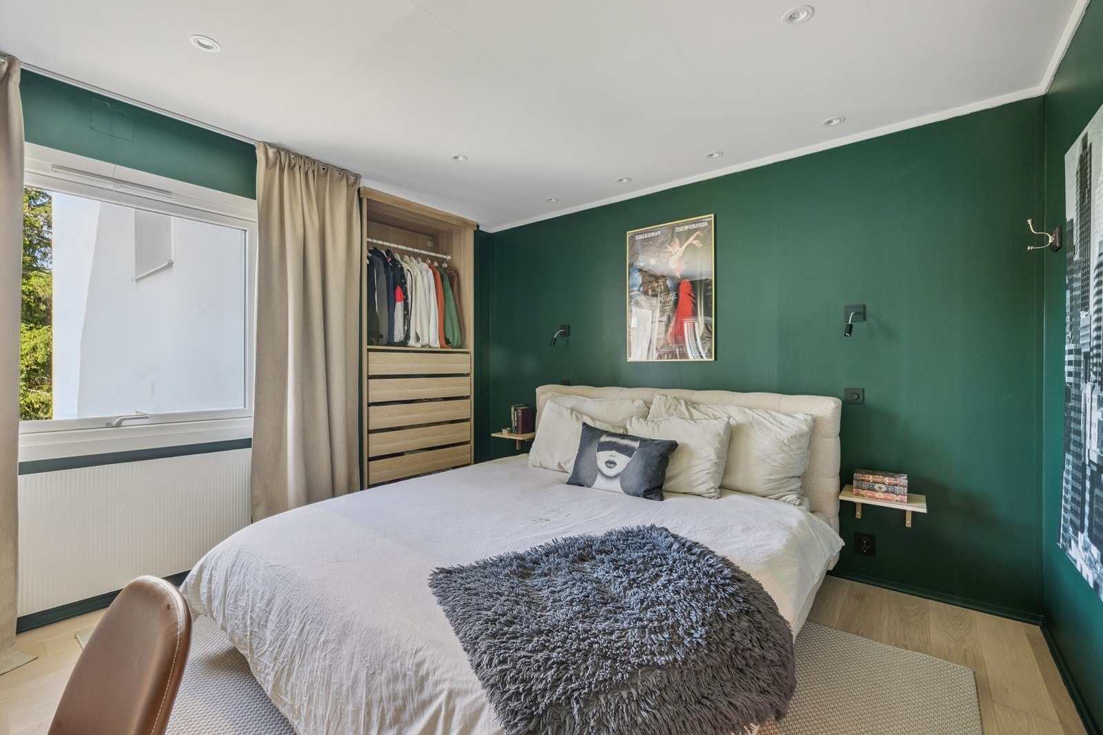 Romslig soverom med garderobeskap. Galleribilde