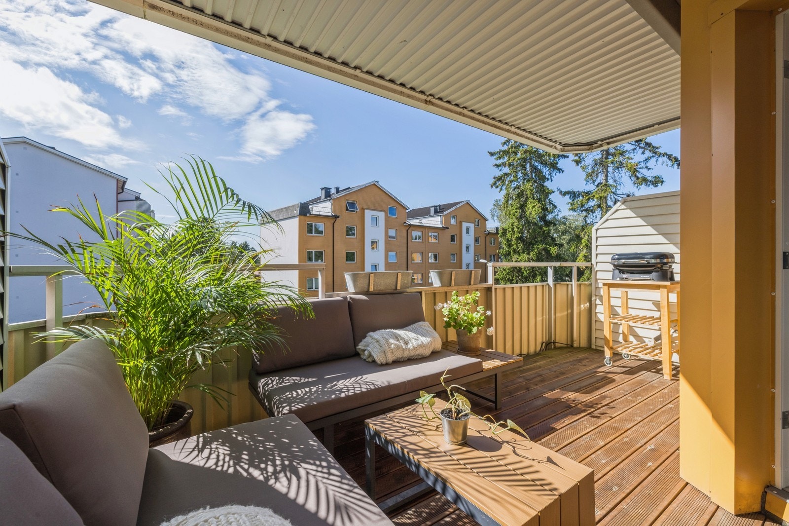 Solrik og stor overbygd balkong. Galleribilde