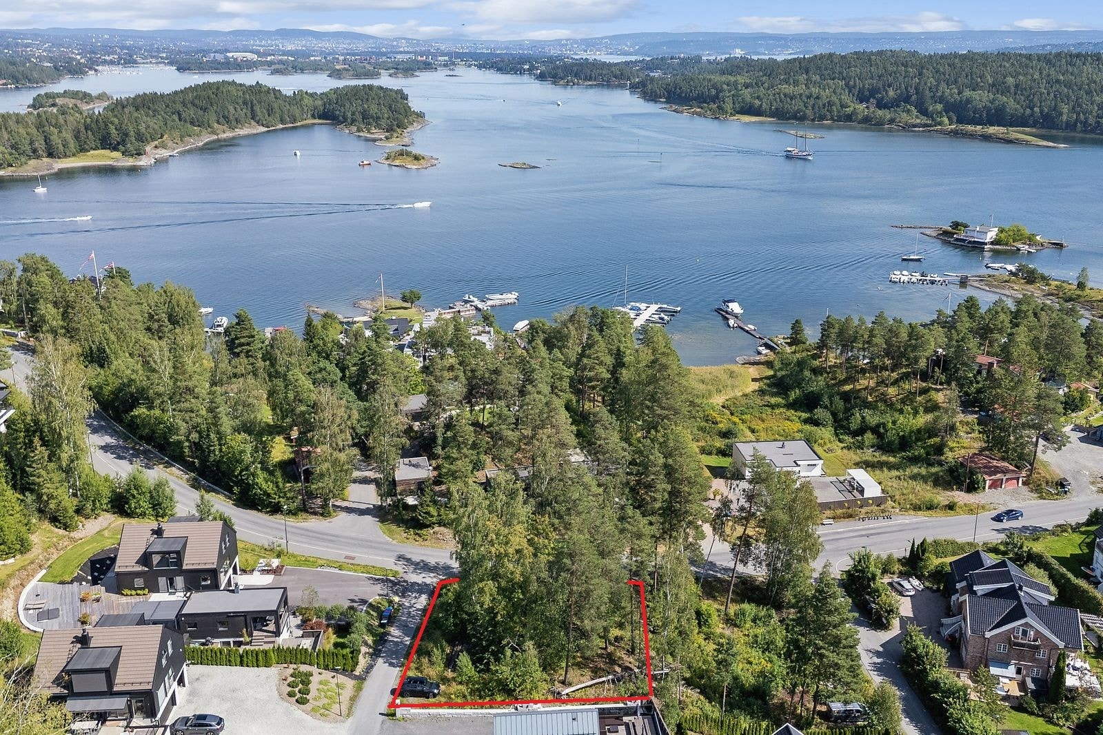 Tomten ligger ca. 100m fra havet. Galleribilde