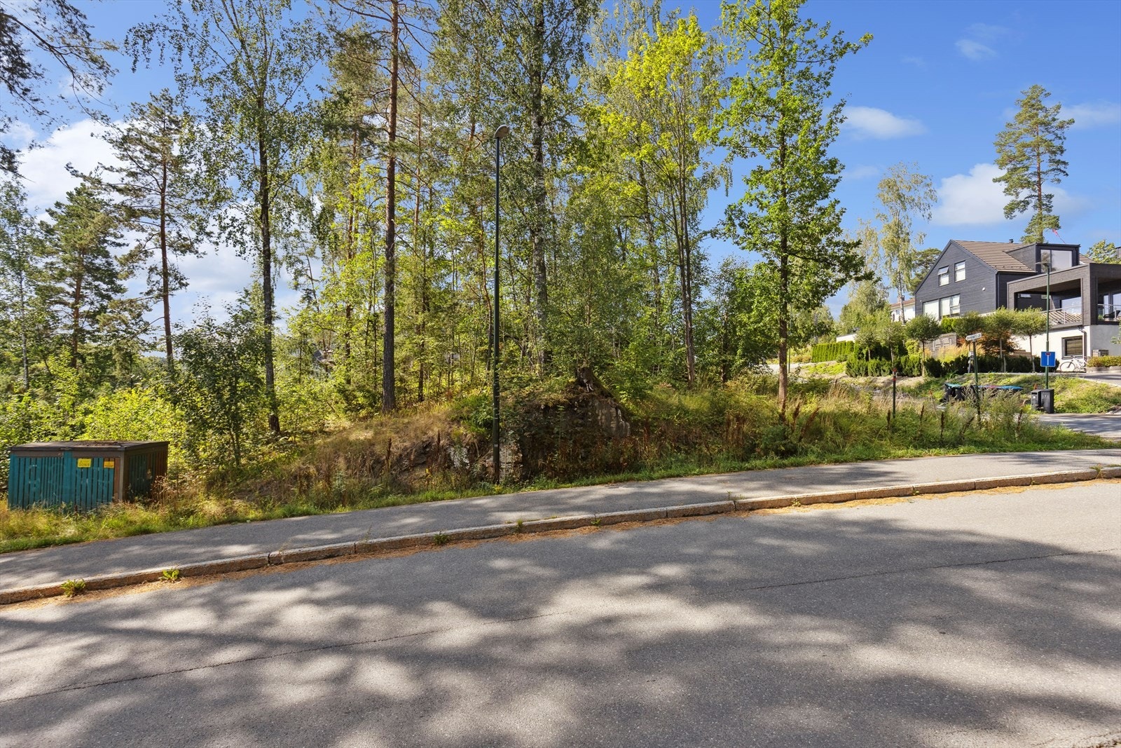 Tomten ligger i skrå terreng Galleribilde