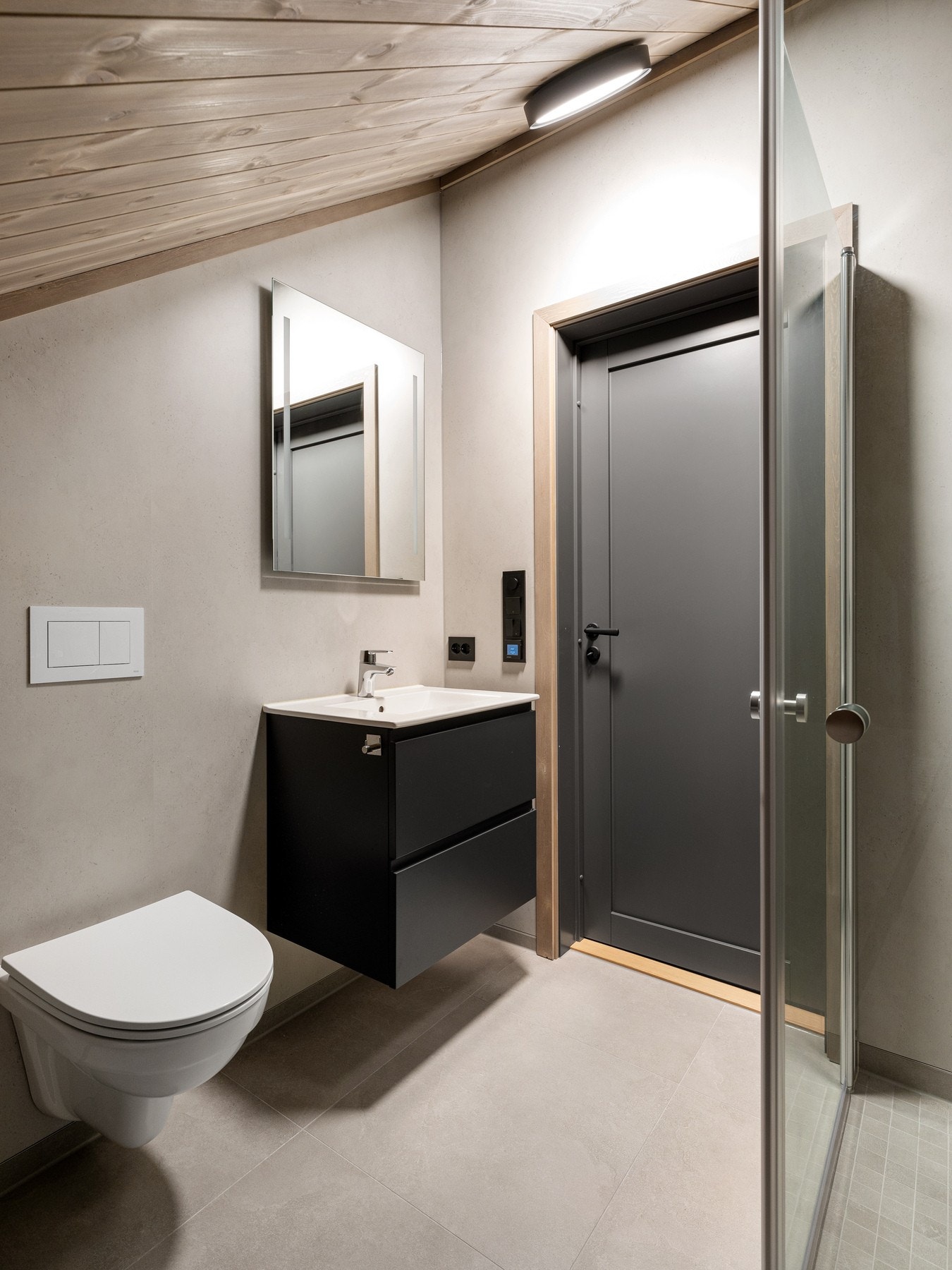 Pent baderom som er innredet med dusj og veggheng toalett Galleribilde