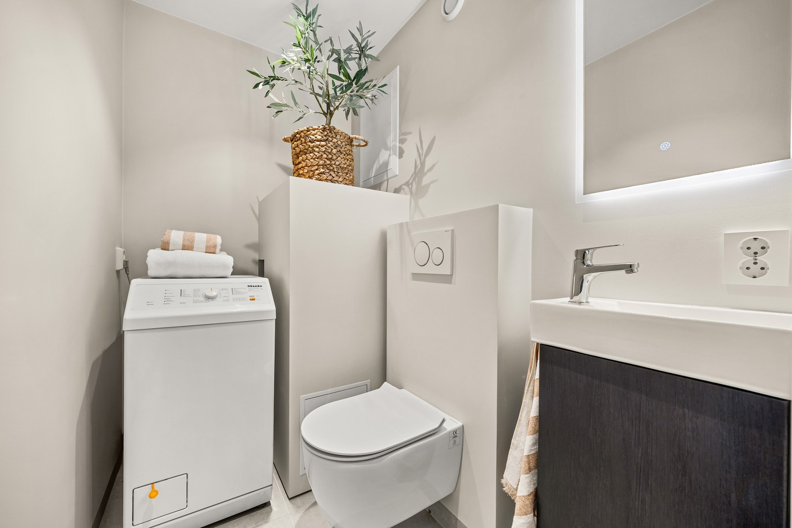 Leilighetens andre bad er også fra 2024 med flislagt gulv med gulvvarme, her er det også opplegg for vaskemaskin! Galleribilde