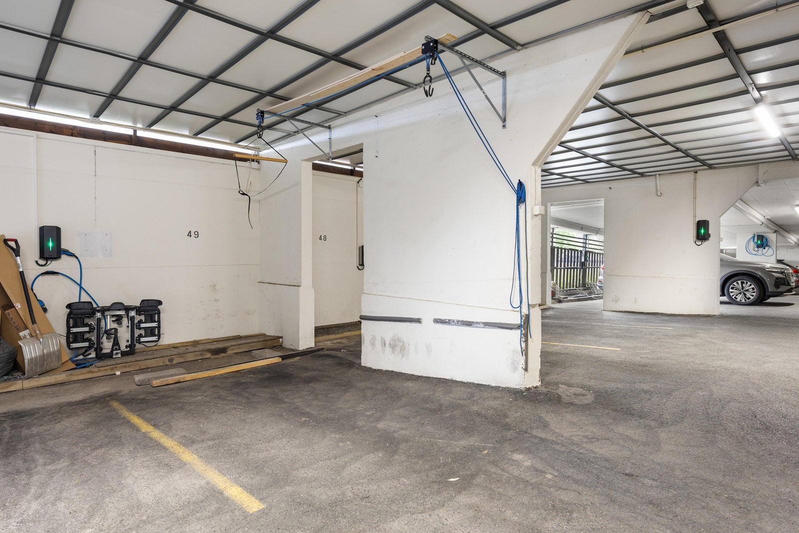 Med leiligheten får du også parkeringsplass i felles garasjerekke Galleribilde