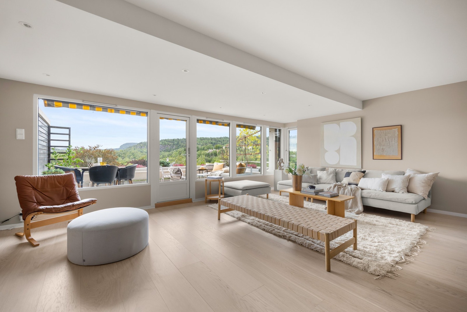 Her har du god plass til å møblere med sofa, TV, bokhyller, eller annet ønsket møblement Galleribilde