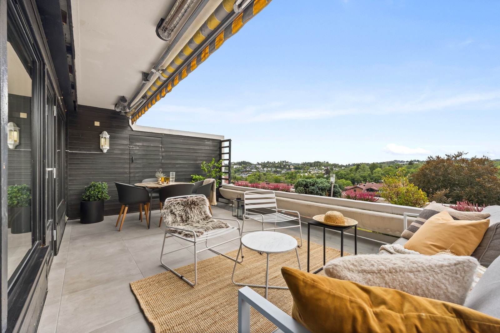 Leiligheten har en stor og flott sydvestvendt balkong på ca 19 kvm Galleribilde