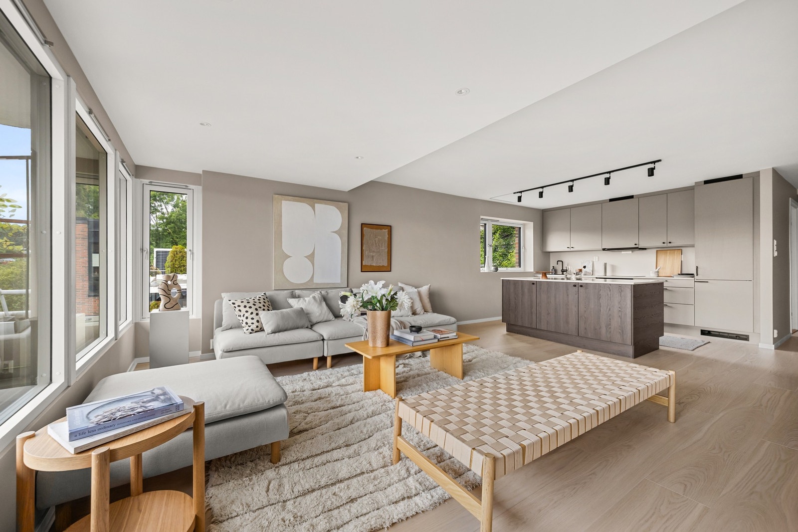 Stuen ligger i en åpen løsning med kjøkkenet som skaper en større sosial sone i leiligheten Galleribilde