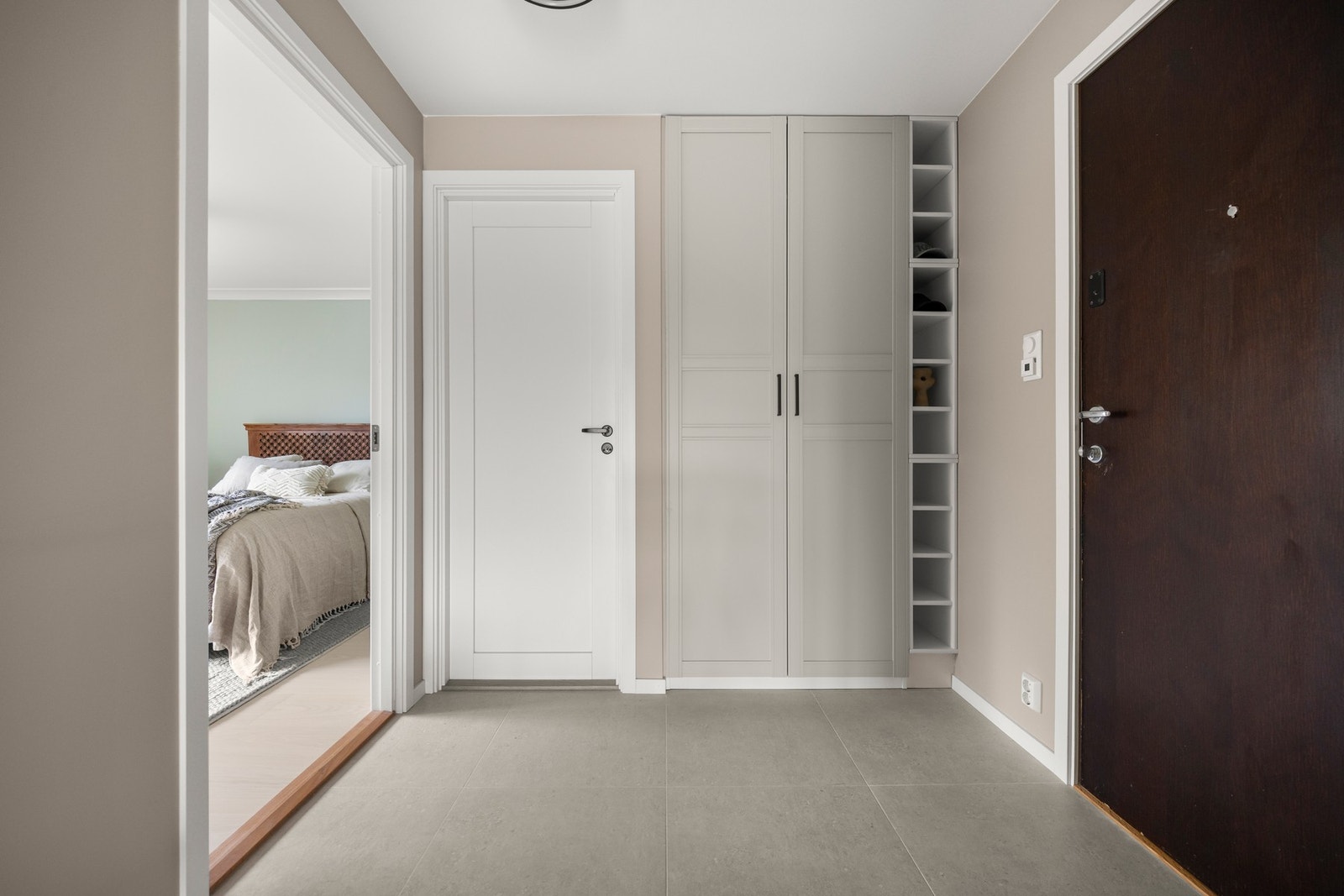 Entre med flislagt gulv og gode oppbevaringsmuligheter for sko og yttertøy Galleribilde