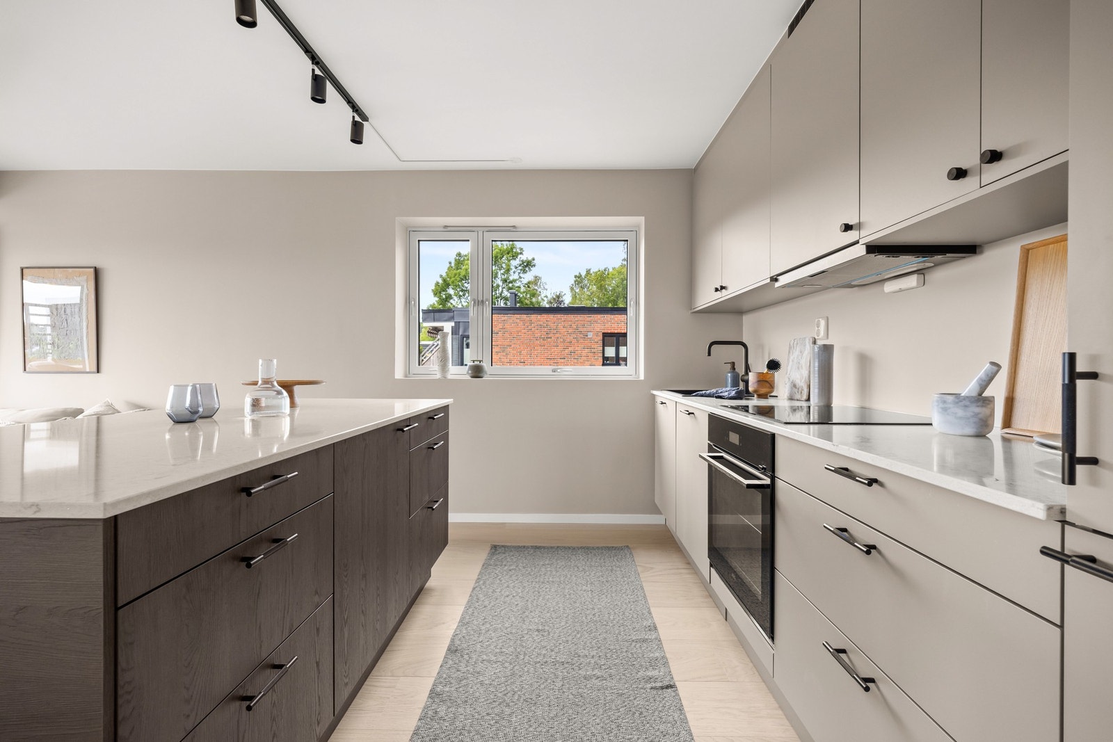 Kjøkkenet byr på godt med benk- og skapplass til matlaging og oppbevaring av kjøkkenutstyr Galleribilde