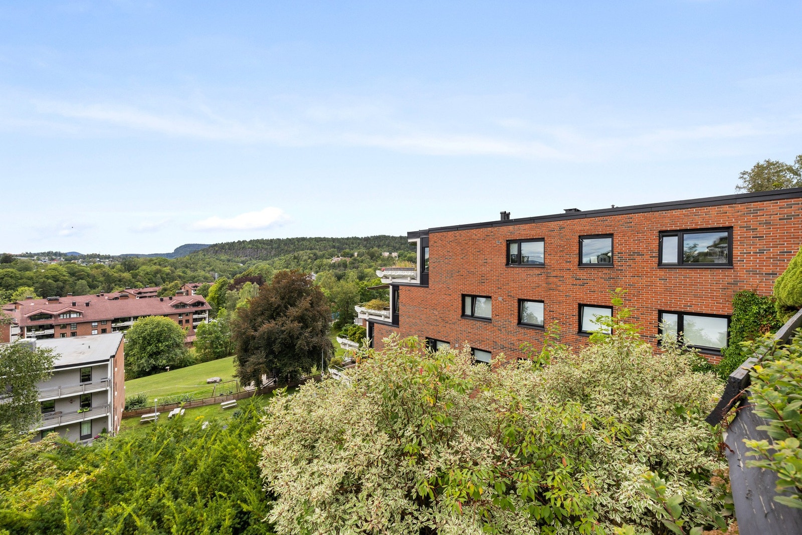 Her bor du sentralt, men likevell skjermet med kort vei til det man måtte trenge i en ellers travel hverdag Galleribilde