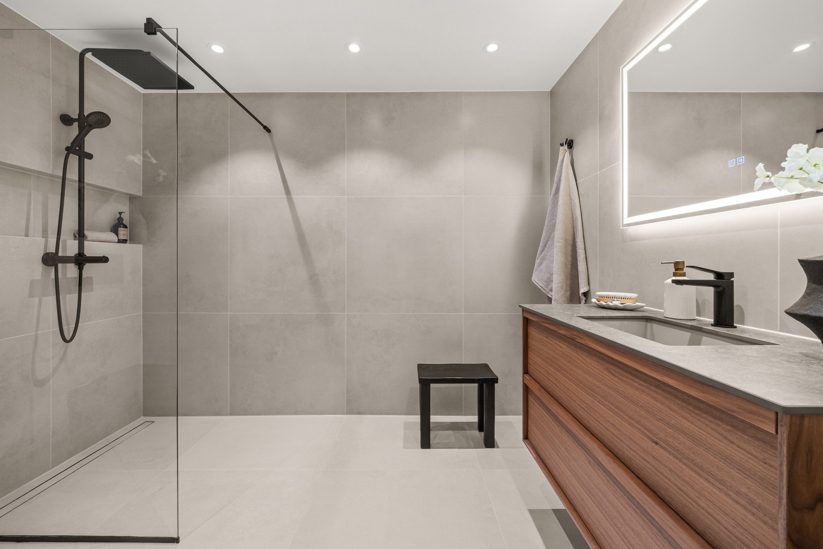 Badet i leiligheten er fra 2024 med flislagte overflater og gulvvarme Galleribilde