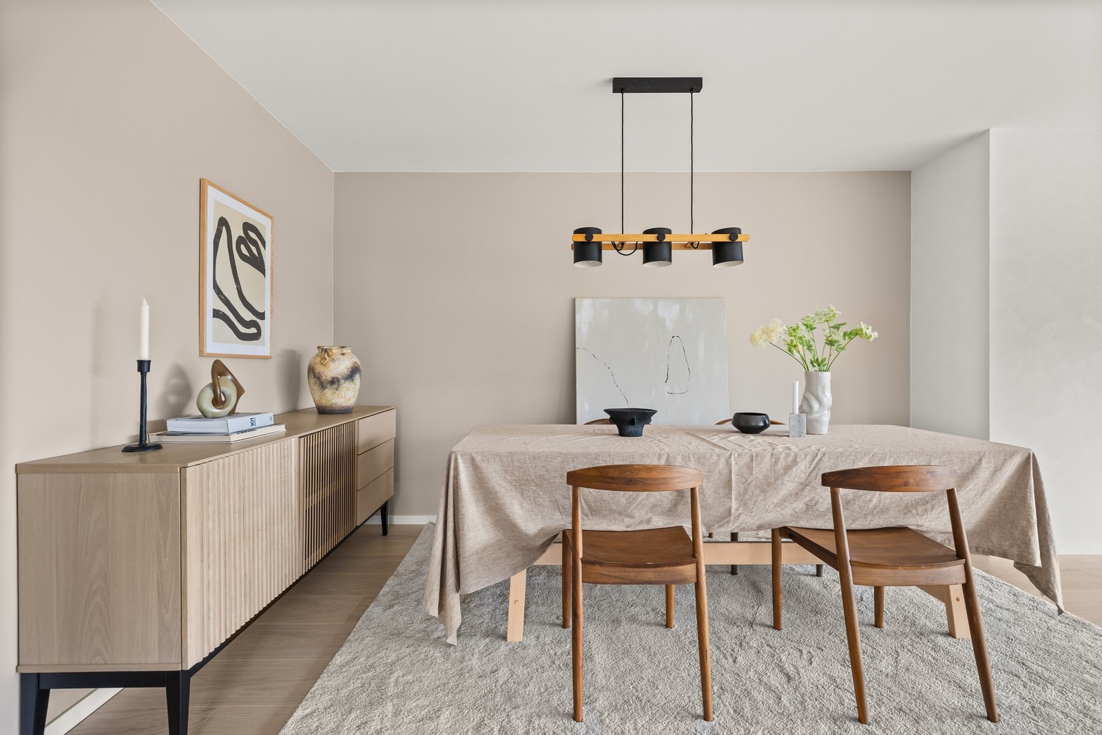 I tilknytning til kjøkkenet er det god plass til langbord eller stor spisegruppe med plass til hele familien Galleribilde