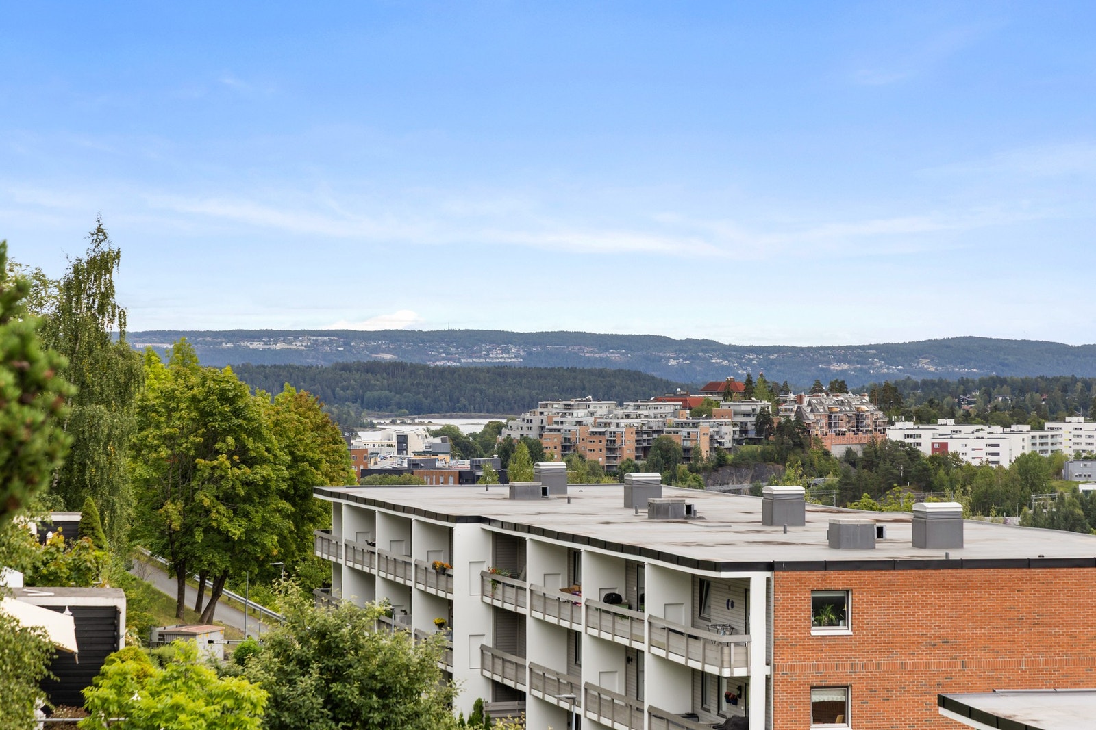 Fra leiligheten er det enkel adkomst enten med bil i tillegg til områdets flotte offentlig transporttilbud Galleribilde