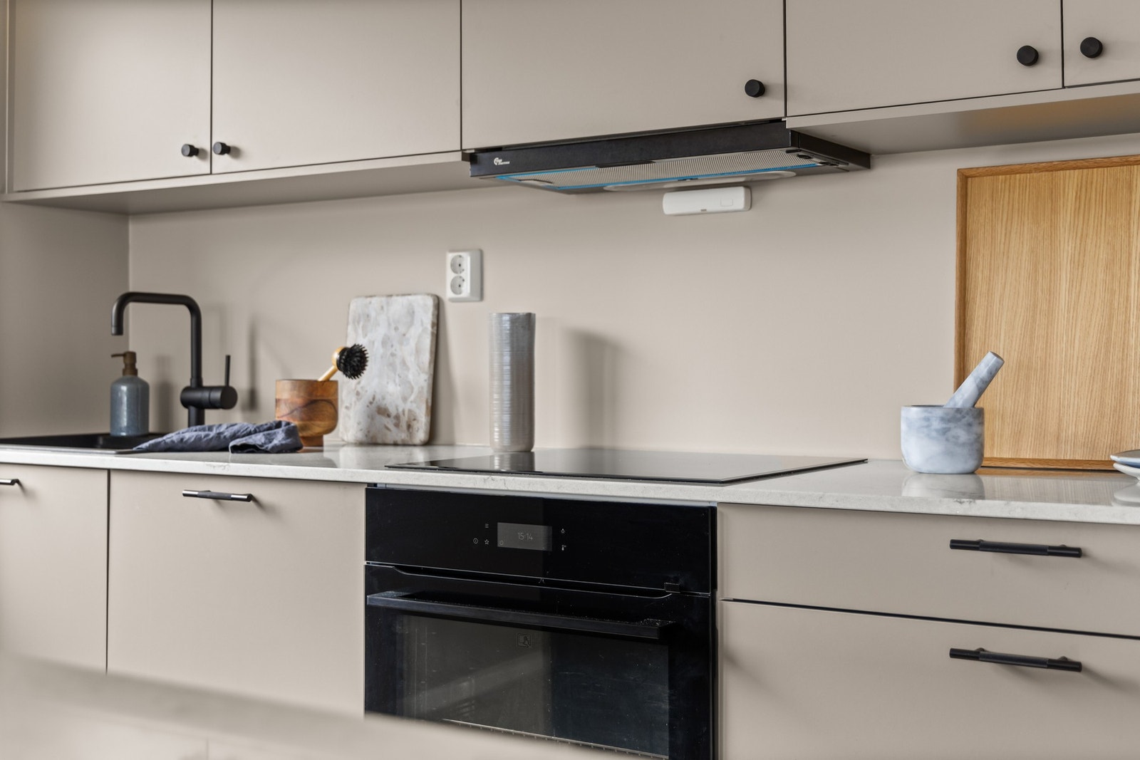 Kjøkkenet har en rekke integrerte hvitevarer, herrunder: stekeovn, platetopp, oppvaskmaskin og kjøleskap med fryser Galleribilde