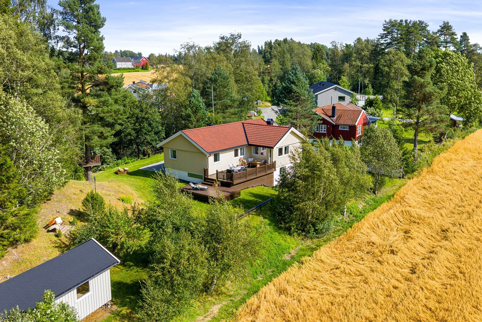 Velkommen til Eiksvegen 10! En frittliggende og velholdt enebolig over to plan, med rolig og landlig beliggenhet. Galleribilde