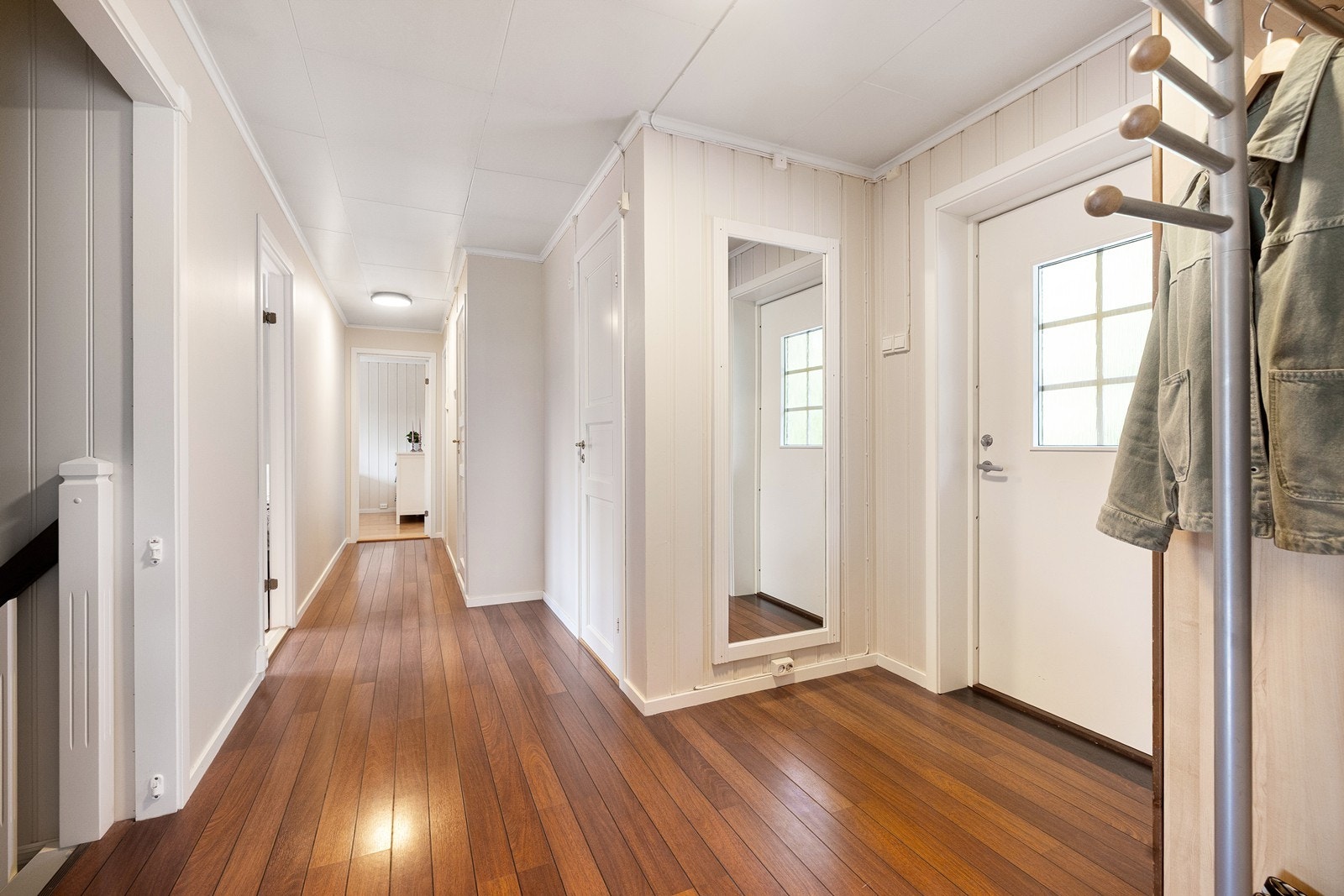 I entré er det god plass til å henge fra seg yttertøy og sko. Galleribilde