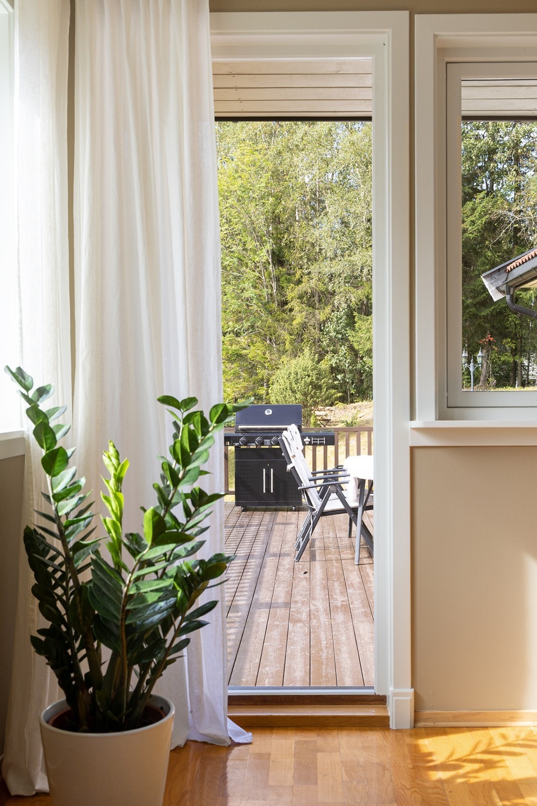 Adkomst til terrassen fra stuen via terrassedør. Galleribilde