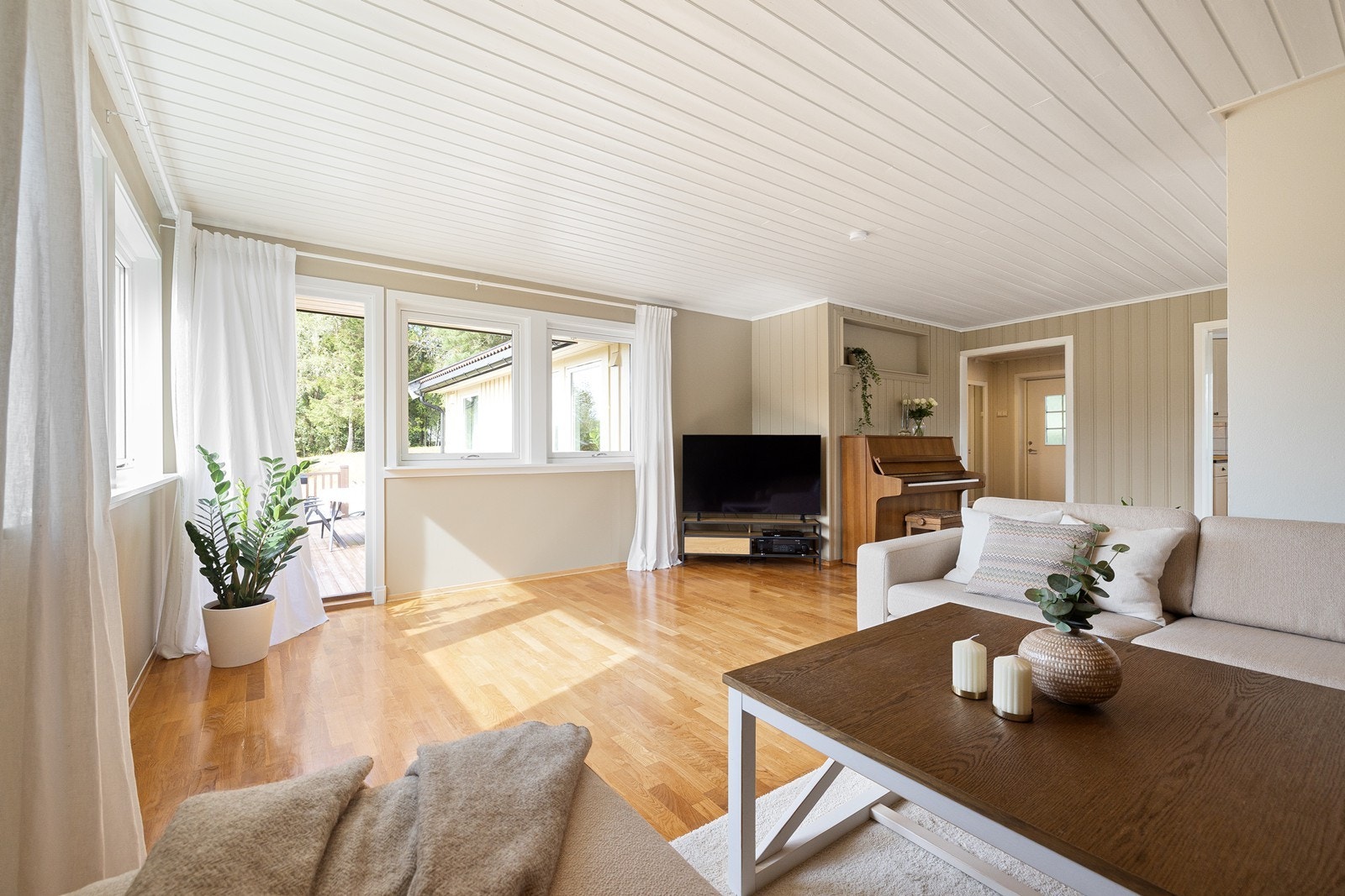 Stuen har tilgang på mye naturlig lys fra flere vinduer. Galleribilde