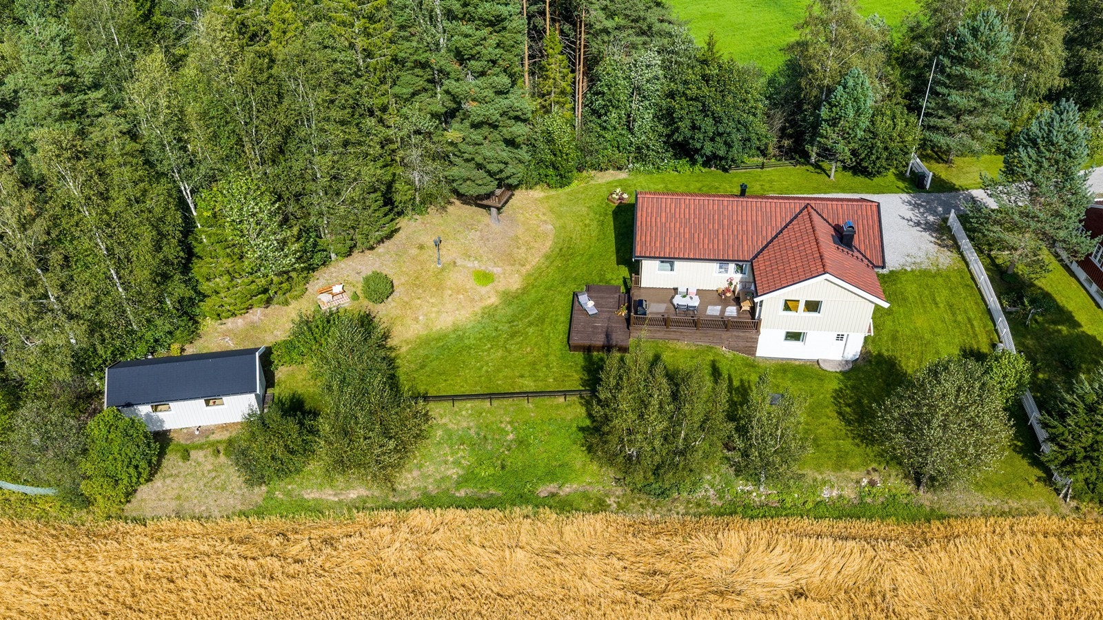 Dronefoto. Eiendommen er på hele 1397 kvm. Galleribilde