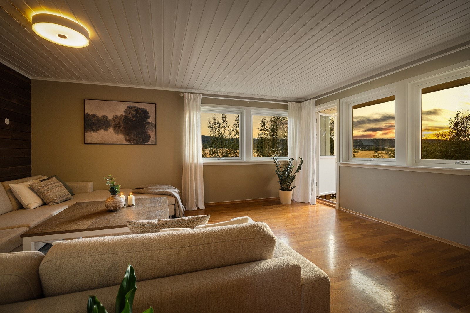 Flott stue i 1. etasje med vinduer og nydelig utsyn. Galleribilde