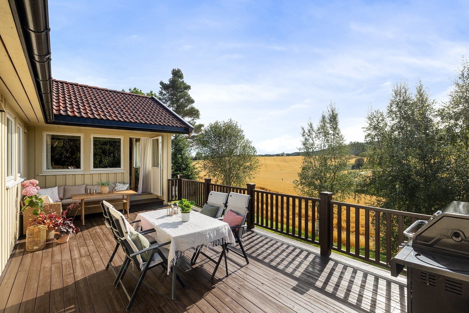 Terrassen er en flott plass hvor alle kan samles og nyte fine dager i godt lag. Galleribilde