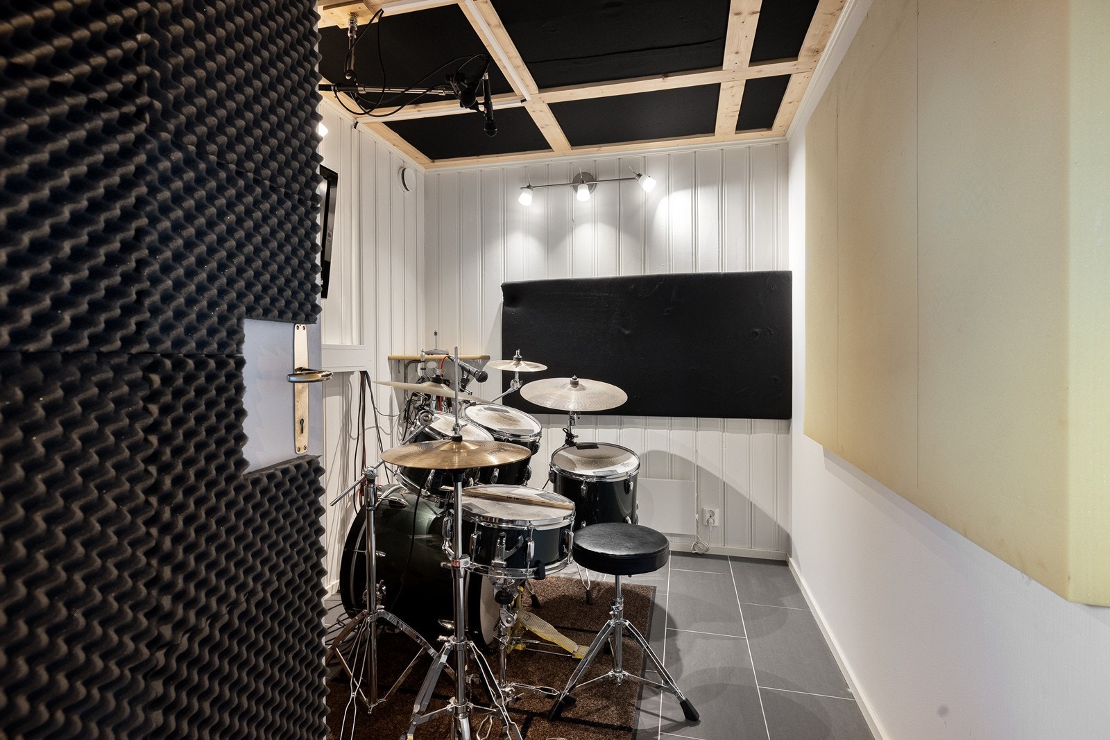 Lydisolert musikkstudio i underetasjen. Galleribilde