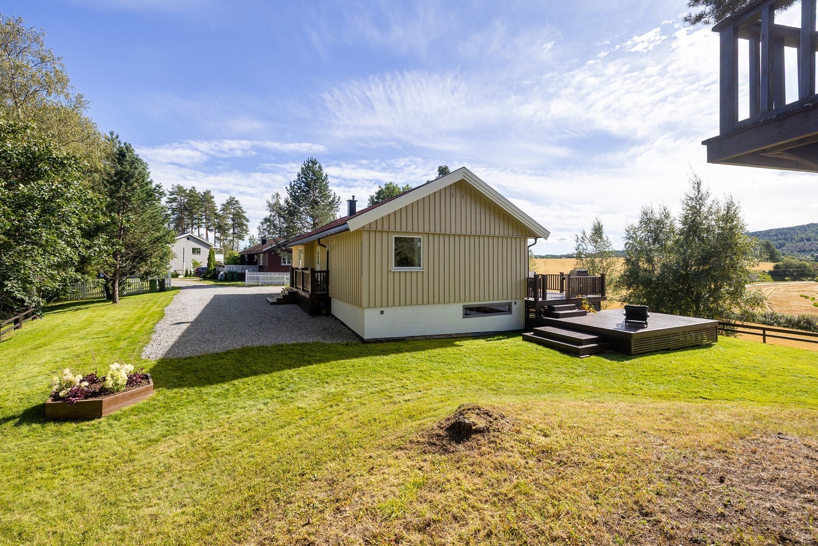 Det er gruset gårdsplass med biloppstillingsmuligheter. Galleribilde